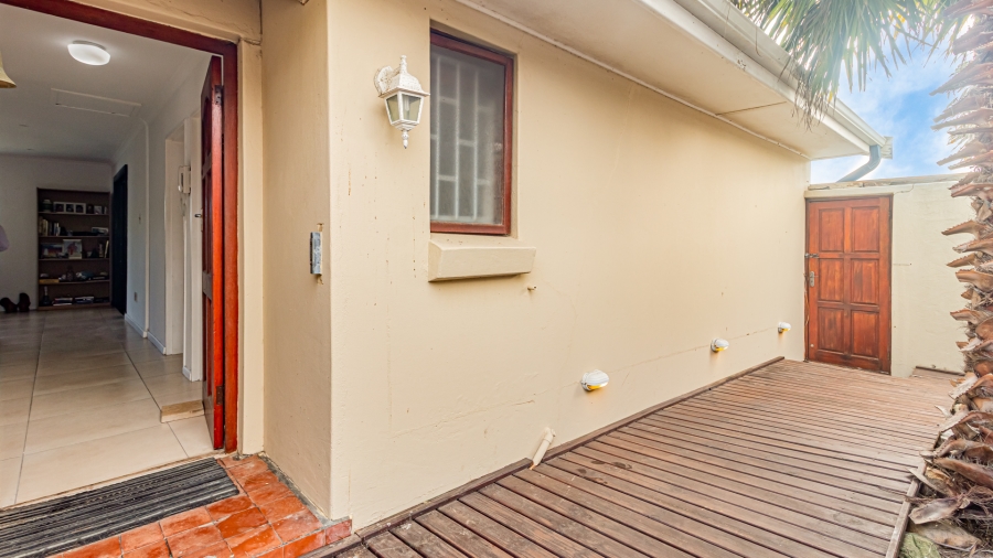 5 Bedroom Property for Sale in Sunnydale Western Cape